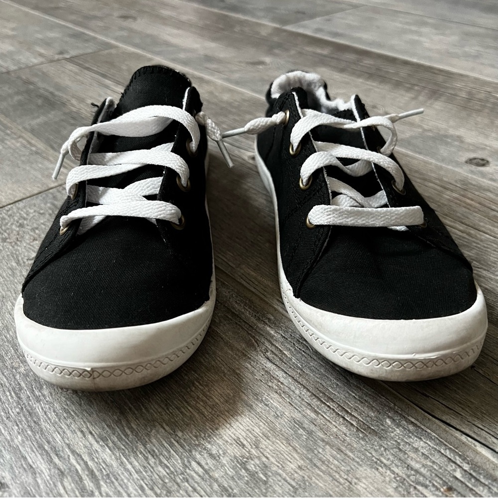 Time And Tru Black Scrunch Back Sneakers - Picture 2 of 7